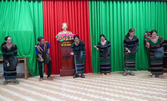 Đồng bào M'nông ở bon Đắk N'Drung thường xuyên luyện tập đánh cồng chiêng để phục vụ các sự kiện văn hóa của địa phương