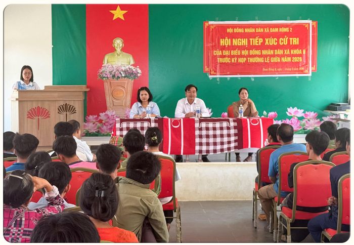Tổ đại biểu Hội đồng nhân xã tiếp xúc cử tri bản Mông tiểu khu 179