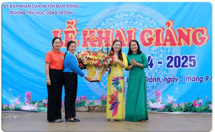 Lãnh đạo các ban ngành tỉnh Lâm Đồng chúc mừng Trường TH Liêng Srônh nhân khai giảng năm học 2025 - 2026
