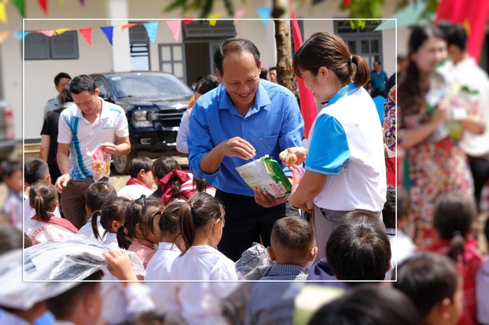 Phát quà cho các cháu học sinh nhân ngày khai giảng