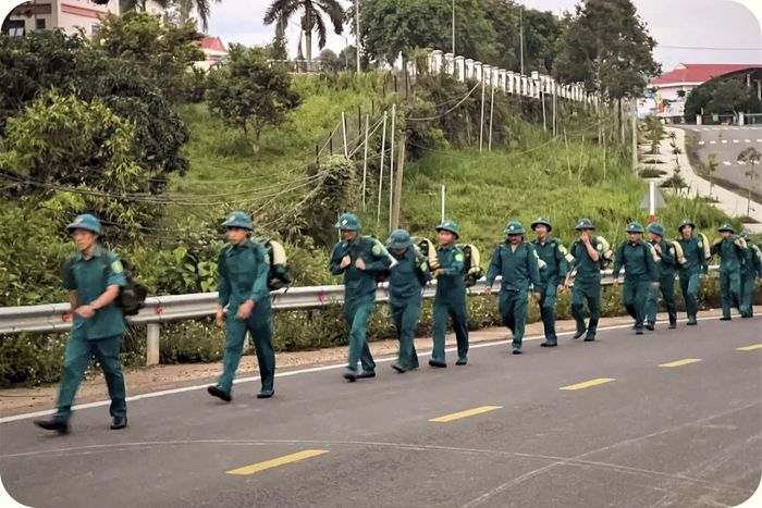 Đoàn công tác dân quân xã Đam Rông 2 hành quân về với vùng sâu