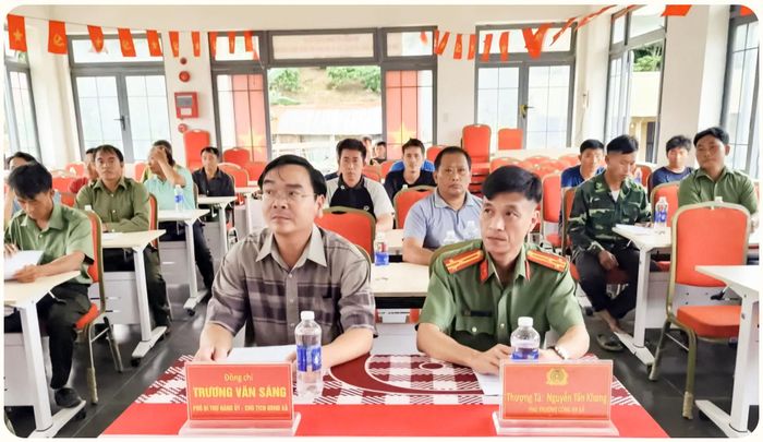 Đồng chí Trương Văn Sáng, Chủ tịch UBND xã Đam Rông 2 tham gia buổi họp dân tại bản Mông tiểu khu 179