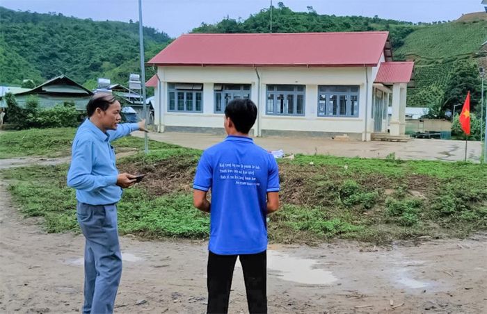 Bên nhà sinh hoạt cộng đồng của bản