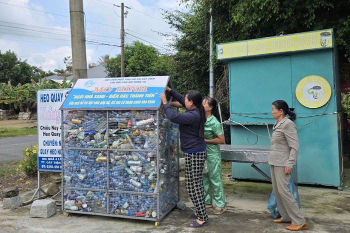Phụ nữ xã Cát Tiên chung tay hưởng ứng thực hiện mô hình "Ngôi nhà xanh - biến rác thành tiền"