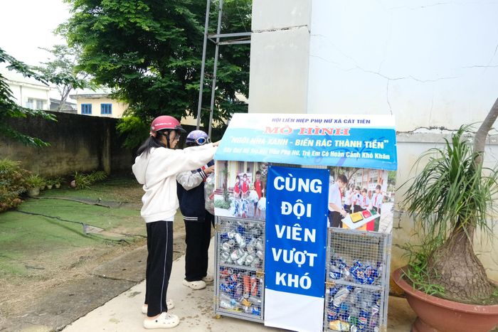 Những chai nhựa, lon nước, giấy và vật liệu tái chế sau khi tập hợp được bán, tạo nguồn kinh phí giúp đỡ các em học sinh có hoàn cảnh khó khăn tại nhà trường