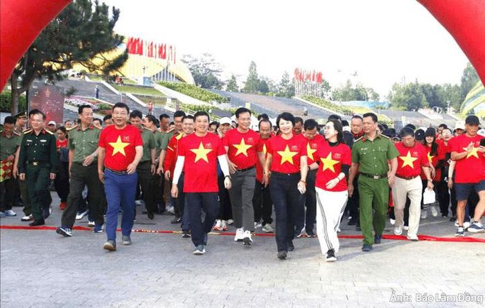 Lãnh đạo tỉnh Lâm Đồng thực hiện nghi thức xuất phát chương trình đi bộ “Cùng Việt Nam tiến bước” do Báo Nhân Dân và Bộ Công an tổ chức năm 2025 trên địa bàn