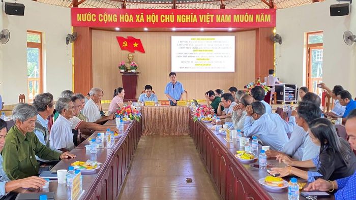 Đại diện lãnh đạo xã Cát Tiên 3 thông tin đến các già làng, người có uy tín về tình hình phát triển kinh tế - xã hội, quốc phòng - an ninh của địa phương trong 8 tháng năm 2026