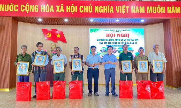 Lãnh đạo xã Cát Tiên 3 trao tặng ảnh Bác Hồ cùng các phần quà cho các già làng tiêu biểu trên địa bàn