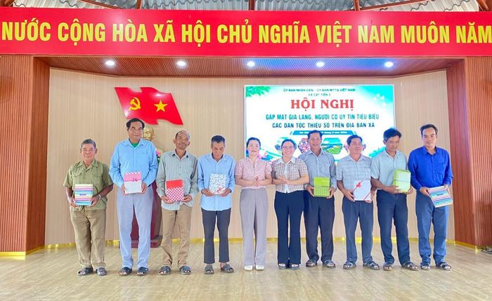 Xã Cát Tiên 3 trao tặng các phần quà cho người có uy tín tiêu biểu trên địa bàn