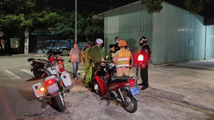 Lực lượng công an tuần tra bảo đảm an ninh, trật tự vào ban đêm