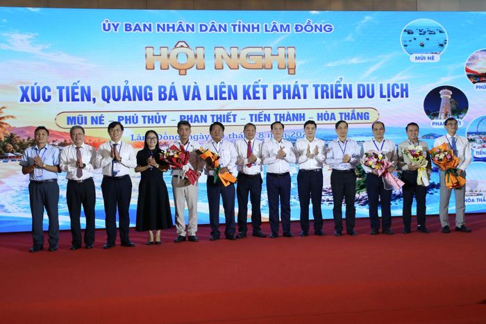 Các đồng chí: Nguyễn Hoài Anh, Ủy viên Ban Chấp hành Trung ương Đảng, Thứ trưởng Thường trực Bộ Dân tộc và Tôn giáo; Hồ Văn Mười, Ủy viên Ban Chấp hành Trung ương Đảng, Phó Bí thư Tỉnh ủy, Chủ tịch UBND tỉnh tặng hoa chúc mừng hội nghị