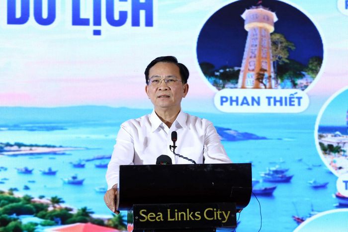 Ủy viên Ban Chấp hành Trung ương Đảng, Phó Bí thư Tỉnh ủy, Chủ tịch UBND tỉnh Lâm Đồng Hồ Văn Mười phát biểu tại hội nghị