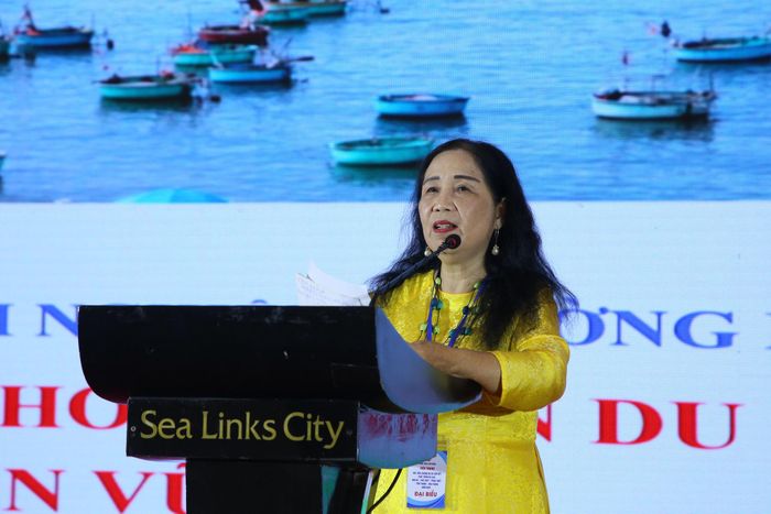 Tiến sĩ La Nữ Ánh Vân, Phó Trưởng Khoa Du lịch - Trường Đại học Phan Thiết trình bày về chủ đề “Mũi Né - Từ điểm đến đến không gian du lịch liên kết, phát triển bền vững”