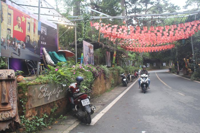 Không gian triển lãm rực rỡ cờ hoa