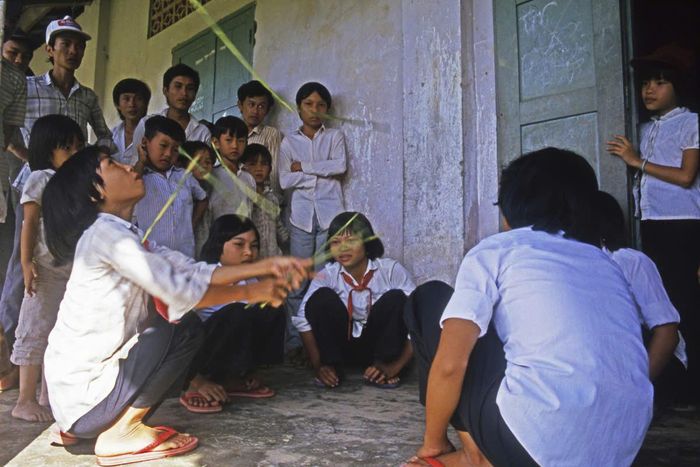 Trẻ em Việt Nam vui chơi trên đất nước thanh bình