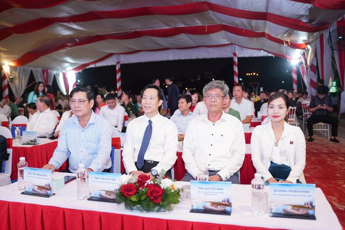 Các đồng chí lãnh đạo tỉnh và đại diện doanh nghiệp cùng các đại biểu tham dự lễ khánh thành