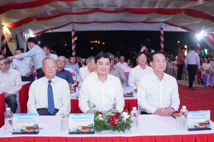 Các đồng chí: Nguyễn Hoài Anh, Ủy viên Ban Chấp hành Trung ương Đảng, Thứ trưởng Thường trực Bộ Dân tộc và Tôn giáo; Hồ Văn Mười, Ủy viên Ban Chấp hành Trung ương Đảng, Phó Bí thư Tỉnh ủy, Chủ tịch UBND tỉnh; Huỳnh Văn Tí, nguyên Ủy viên Ban Chấp hành Trung ương Đảng, nguyên Thứ trưởng Bộ Lao động, Thương binh và Xã hội, nguyên Bí thư Tỉnh ủy Bình Thuận (cũ) tham dự lễ khánh thành