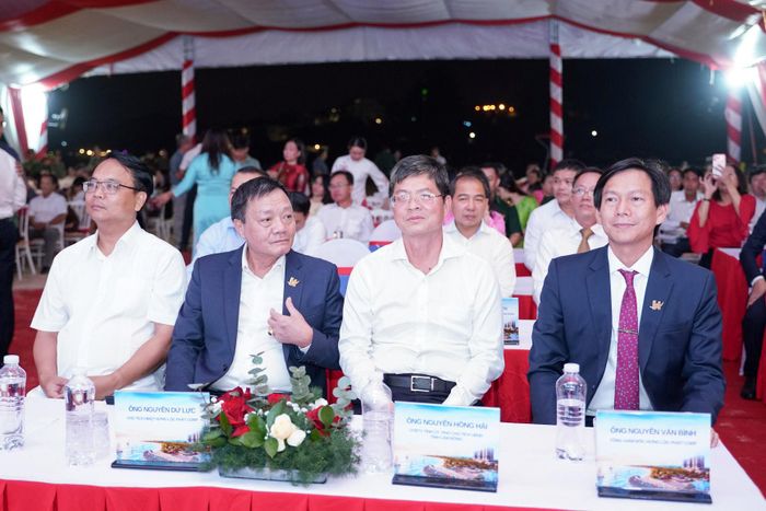 Đồng chí Đặng Hồng Sỹ (ngoài cùng bên trái), Phó Bí thư Thường trực Tỉnh ủy cùng các đại biểu tham dự lễ khánh thành