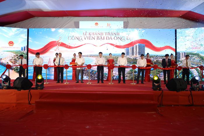 Các đại biểu thực hiện nghi thức khánh thành công viên Bãi đá Ông Địa