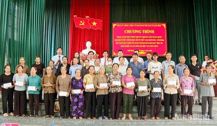 Trao tặng quà cho các gia đình thương binh, gia đình chính sách, người có công với cách mạng.