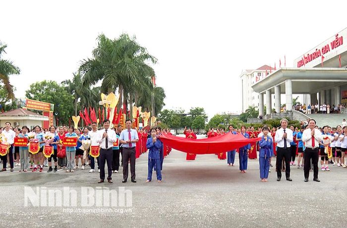 Lãnh đạo xã Gia Viễn tặng hoa và cờ lưu niệm cho các Đoàn vận động viên tham dự Ngày hội. Ảnh: Đinh Huyền