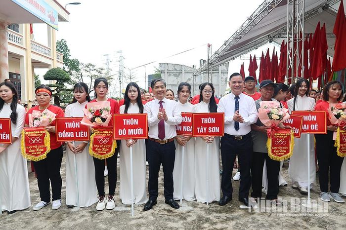 Ban Tổ chức trao Cờ lưu niệm cho các Đoàn vận động viên tham dự Ngày hội. Ảnh: Minh Thuận