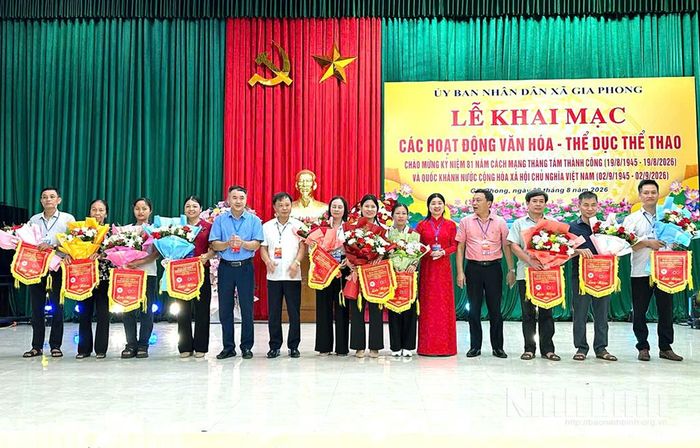 Lãnh đạo xã Gia Phong trao cờ lưu niệm và hoa cho đại diện các đoàn tham gia. Ảnh: Nguyễn Lựu