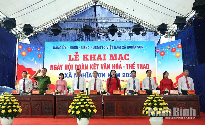 Các đại biểu thực hiện nghi lễ chào cờ tại Ngày hội. Ảnh: Minh Thuận