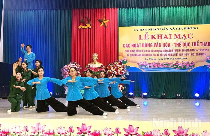 Tiết mục văn nghệ chào mừng tại lễ khai mạc. Ảnh: Nguyễn Lựu