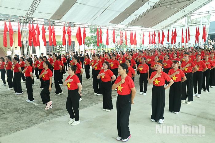 Màn đồng diễn dân vũ tại Ngày hội. Ảnh: Minh Thuận