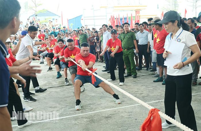 Một trận thi đấu kéo co trong khuôn khổ Ngày hội Đoàn kết Văn hóa - Thể thao xã Nghĩa Sơn. Ảnh: Minh Thuận
