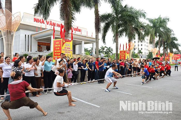 Các vận động viên tham gia tranh tài ở bộ môn kéo co. Ảnh: Đinh Huyền