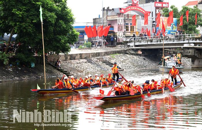 Các đội bơi chải tranh tài trên đường đua.