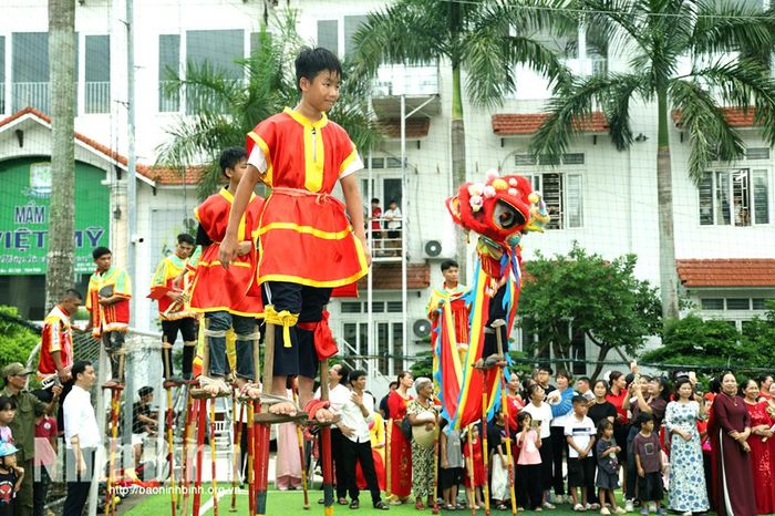 Đặc sắc màn biểu diễn lân sư rồng, cà kheo tại Đại hội Thể dục thể thao xã Hải Tiến lần thứ I.