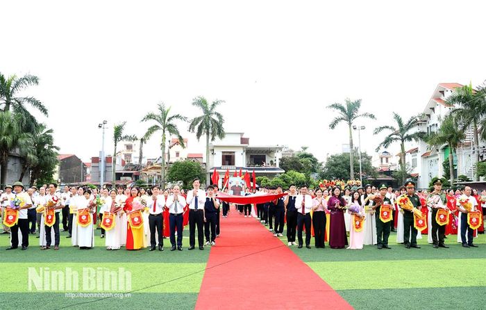 Các đại biểu tặng hoa và cờ lưu niệm cho đại diện các đội tham gia Đại hội Thể dục thể thao xã Hải Tiến lần thứ I, năm 2026.