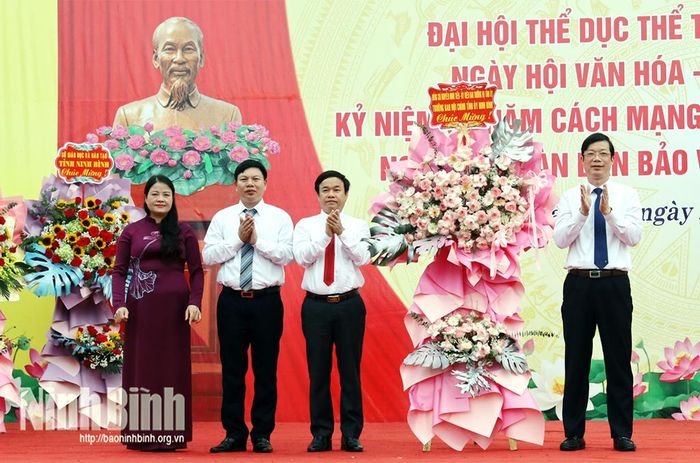 Đồng chí Nguyễn Minh Tiến, Ủy viên Ban Thường vụ Tỉnh ủy, Trưởng Ban Nội chính Tỉnh ủy tặng hoa chúc mừng Đại hội.