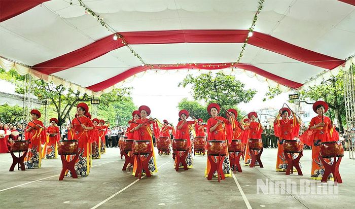 Tiết mục trống hội do đội trống chùa Ninh Cường biểu diễn.