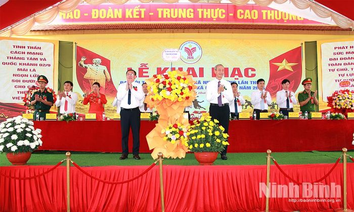 Lãnh đạo Sở Văn hoá và Thể thao tặng hoa chúc mừng Đại hội.