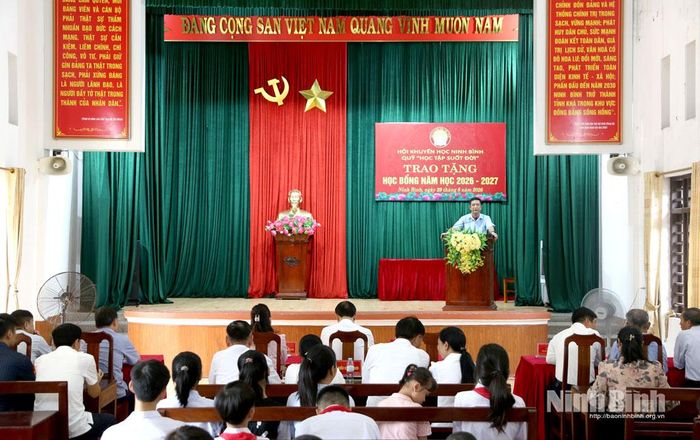 Quang cảnh chương trình trao học bổng Quỹ "Học tập suốt đời" cho học sinh 6 xã.