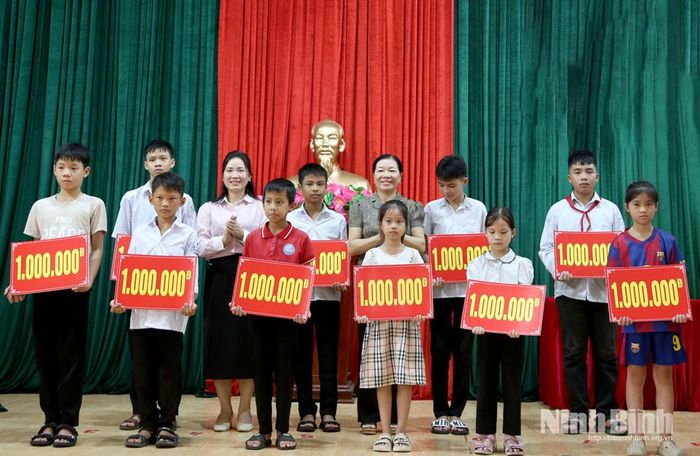 Đại diện lãnh đạo các xã trao học bổng Quỹ "Học tập suốt đời" cho các em học sinh.