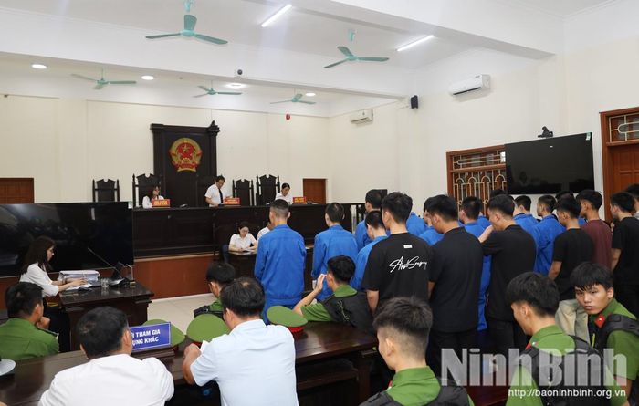 Hội đồng xét xử công bố bản án đối với các bị cáo.