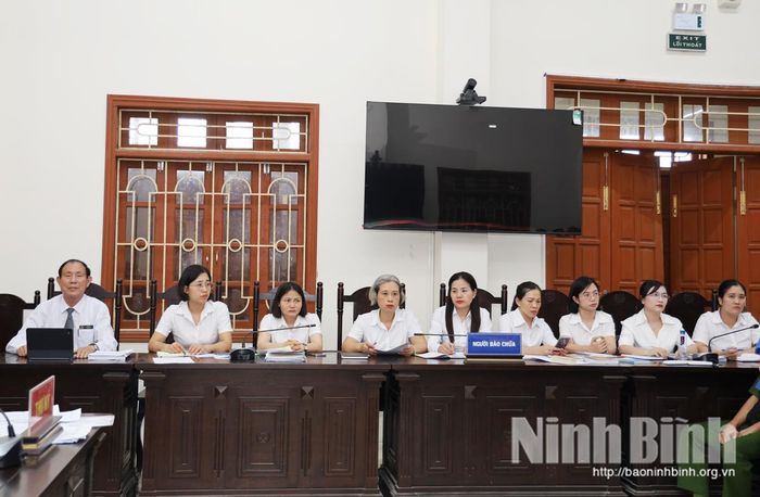 Đội ngũ luật sư, trợ giúp viên pháp lý tham gia bào chữa, bảo vệ quyền và lợi ích hợp pháp cho các bị cáo.