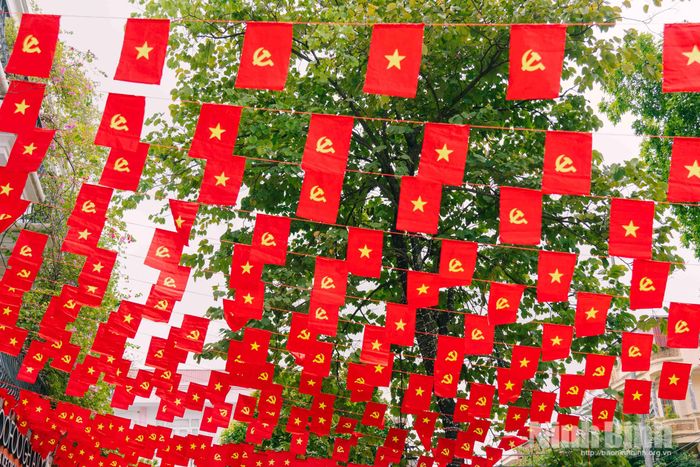 Tuyến phố Châu Cầu (phường Phủ Lý) nhuộm sắc đỏ rực rỡ chào mừng Quốc khánh 2/9.
