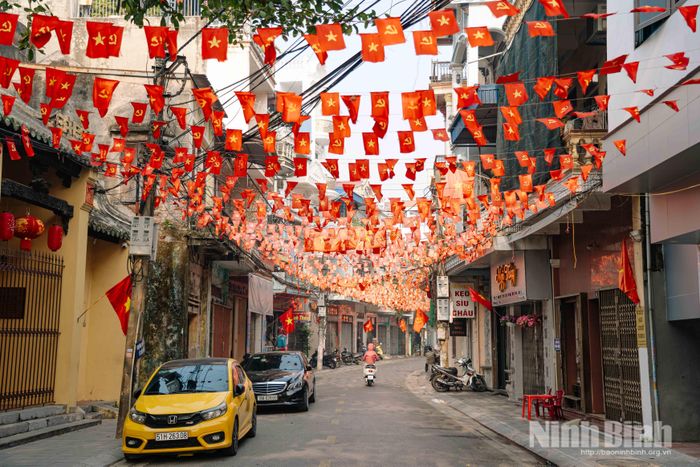 Cờ Đảng, cờ Tổ quốc rợp khắp các con phố trung tâm của phường Nam Định.