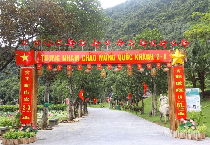 Cổng lớn Khu du lịch sinh thái Thung Nham trang hoàng rực rỡ chào đón du khách dịp lễ.