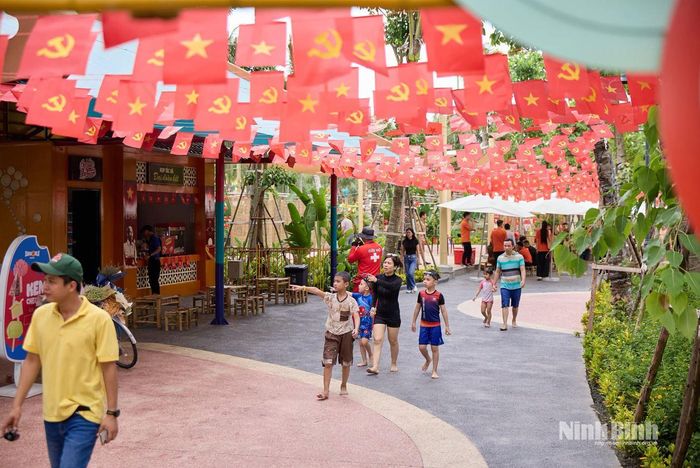 Sun World Hà Nam phủ kín cờ hoa, tạo không gian lễ hội sôi động đón khách thập phương.