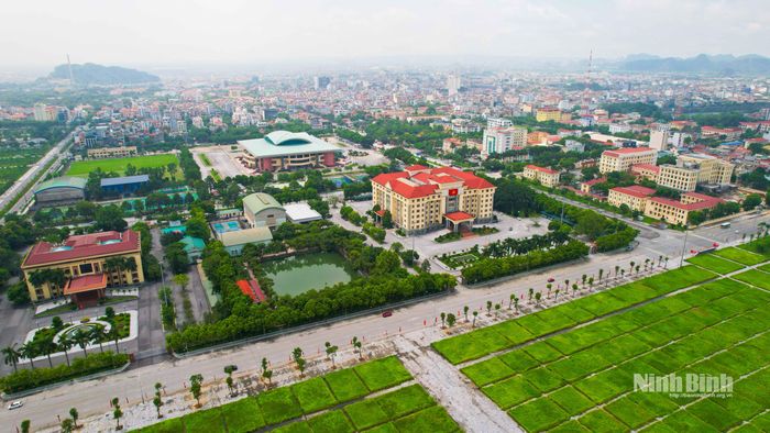 Những lá cờ đỏ sao vàng không chỉ tô điểm thêm cảnh quan mà còn góp phần khơi dậy niềm tự hào, tinh thần đoàn kết để mỗi người dân Ninh Bình không ngừng nỗ lực chung tay xây dựng quê hương, đất nước ngày càng giàu mạnh.