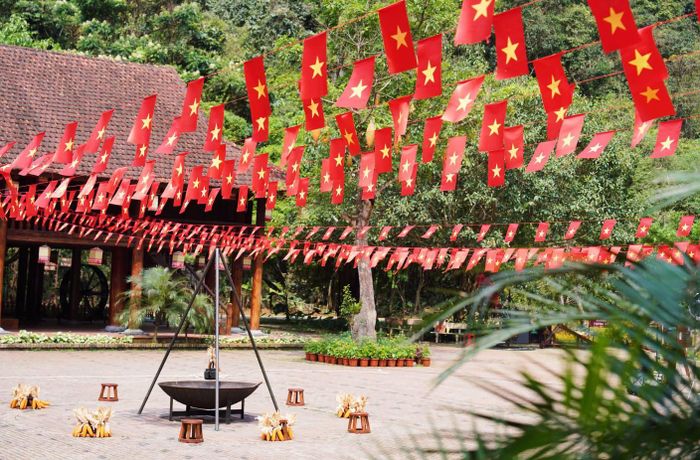 Khu du lịch Thung Ui khoác lên mình sắc đỏ nổi bật giữa không gian núi rừng Cố đô.