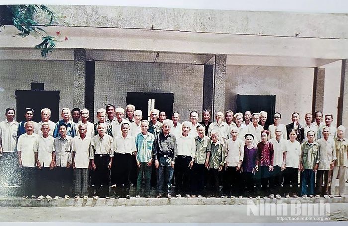 Ảnh lưu niệm của Đội du kích chống thực dân Pháp rào làng kháng chiến từ năm 1945-1954.