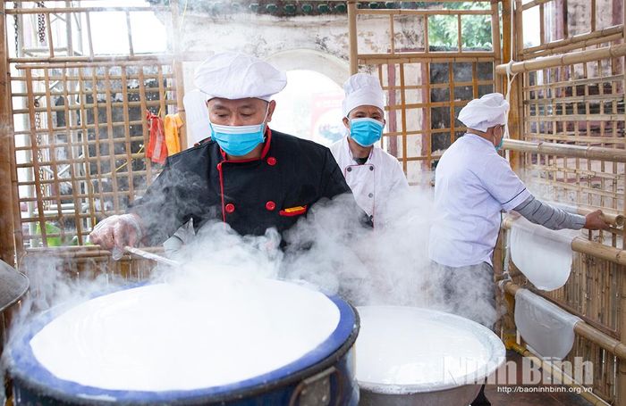 Các nghệ nhân làng nghề phở Vân Cù, xã Nam Đồng thực hiện tráng bánh phở.